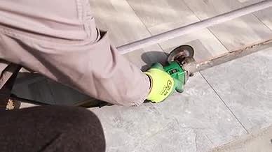 实拍木工用切割机切割修剪地板视频的预览图